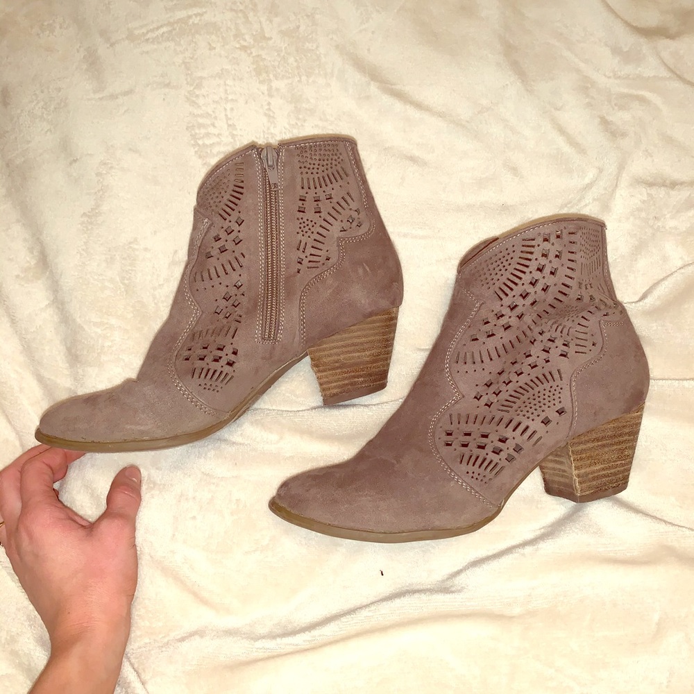 Carlos Santana women’s ankle boots size 8.5